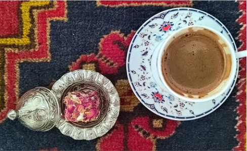 Café turc traditionnel et délice turc couvert de pétales de roses
