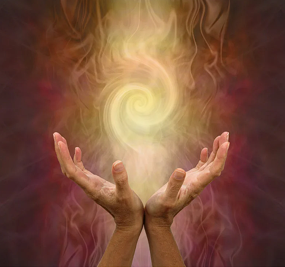 Mains tenant en l'air une boule d'énergies positives