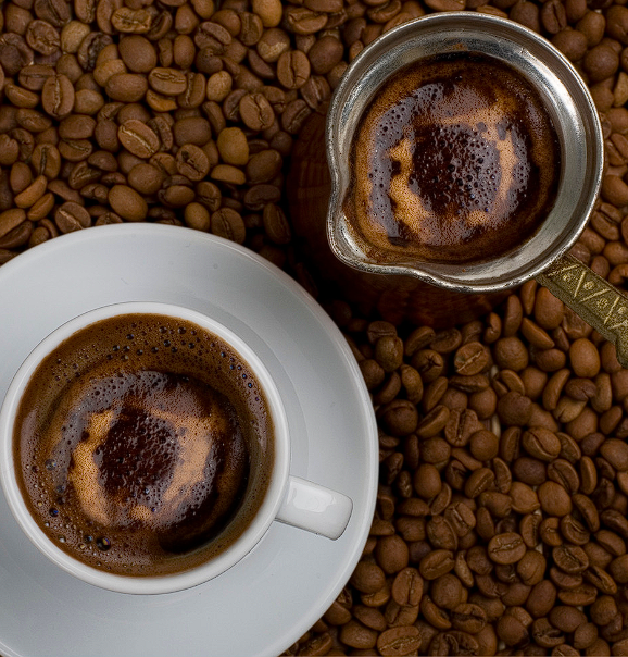 Tasses de café chaud dans des grains de café